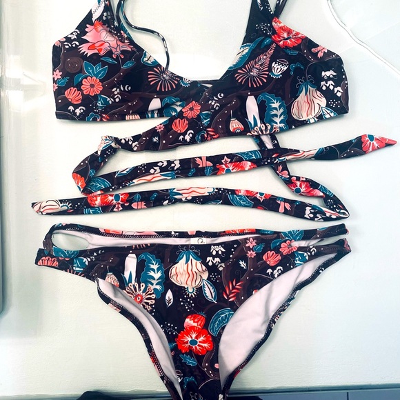 CUPSHE Wrap Bikini - Picture 2 of 3